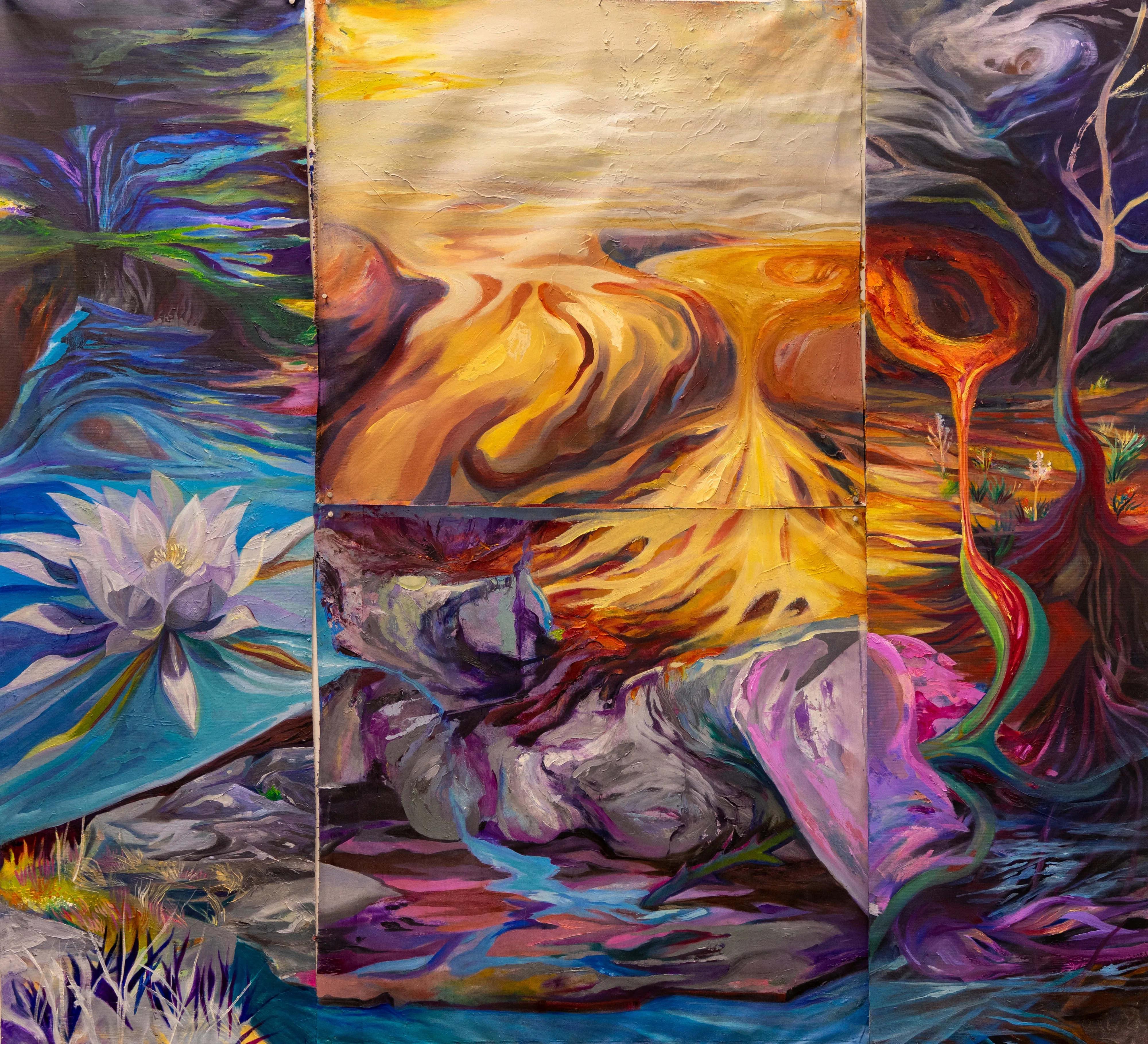 Beyza Gökay, Untitled (2024), 2024, Karışık Teknik (Beyza Gökay: dört parçadan oluşan büyük bir resim; solda mavi suyun üzerinde beyaz bir nilüfer, ortada sarı ve turuncu akışkan bir toprak ile mor kayalar, sağda kızıl bir akıntı ve yapraksız bir ağaç)